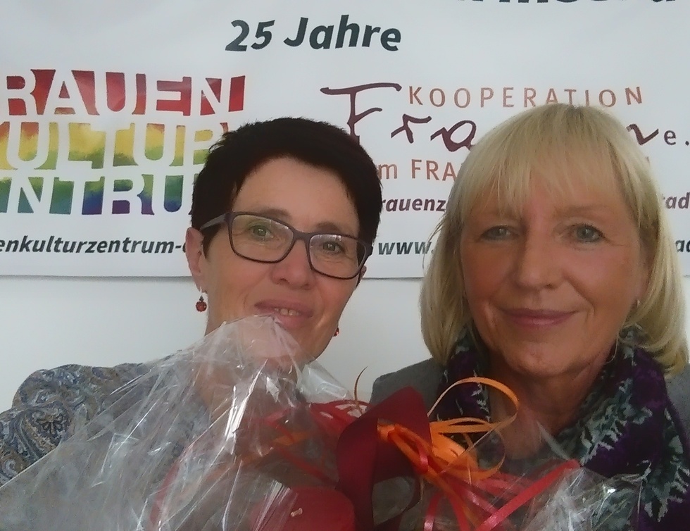 Sabine Heilmann gratuliert Christine Kelter-Honecker zum 25-jährigen Bestehen des Frauenzentrums