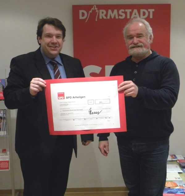 Hanno Benz mit Spendenscheck für Johannes Borgetto vom Koordinationskreis Asyl Darmstadt