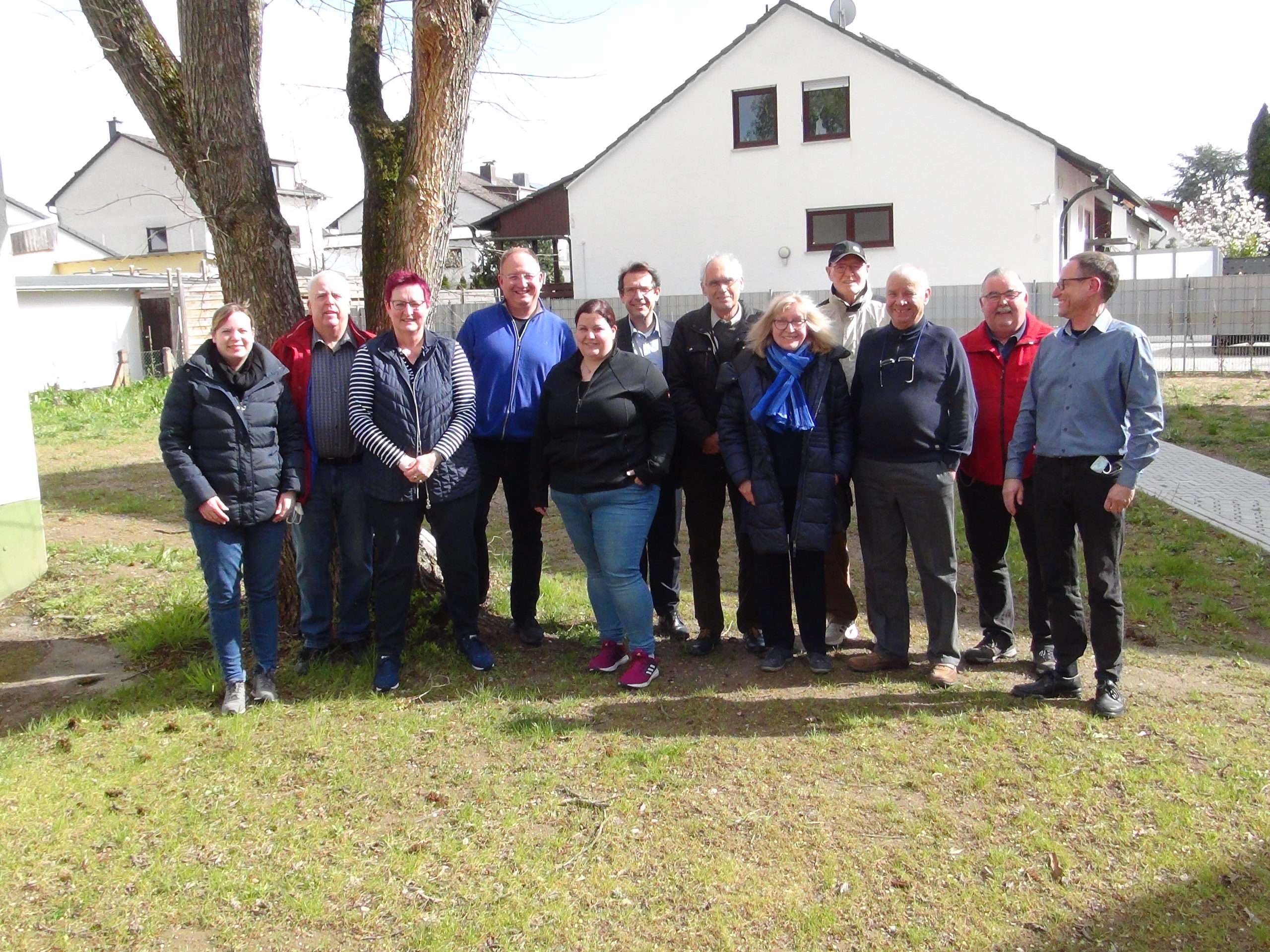 Der neugewählte Vorstand der SPD in der Heimstättensiedlung (v.l.n.r.): Janina Büching (Schriftführung), Wolfgang Beller (Beisitzer), Rita Beller (stellvertretende Vorsitzende), Frank Horneff (Vorsitzender), Manuela Heinrich (Beisitzerin), Wahlleiter Hanno Benz (SPD Arheilgen), Dirk Nissen (Beisitzer), Elisabeth Amann-Weinitschke (Beisitzerin) Harald Kress (Beisitzer), Wolfgang Galsheimer (stellvertretender Vorsitzender), Dennis Heinrich (Beisitzer) und Robert Pfeiffer (Finanzen).